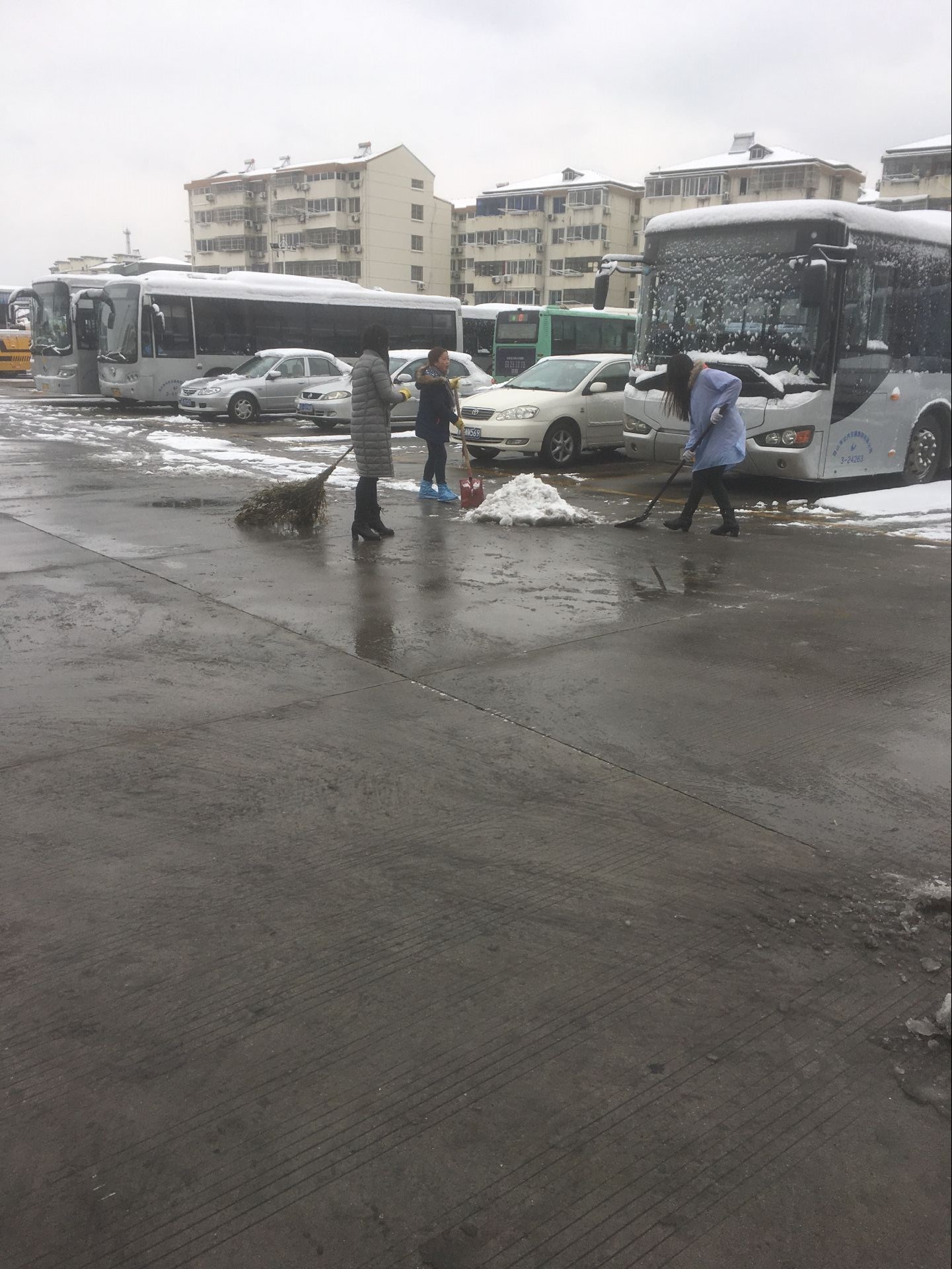 西需浦場地清理積雪.jpg